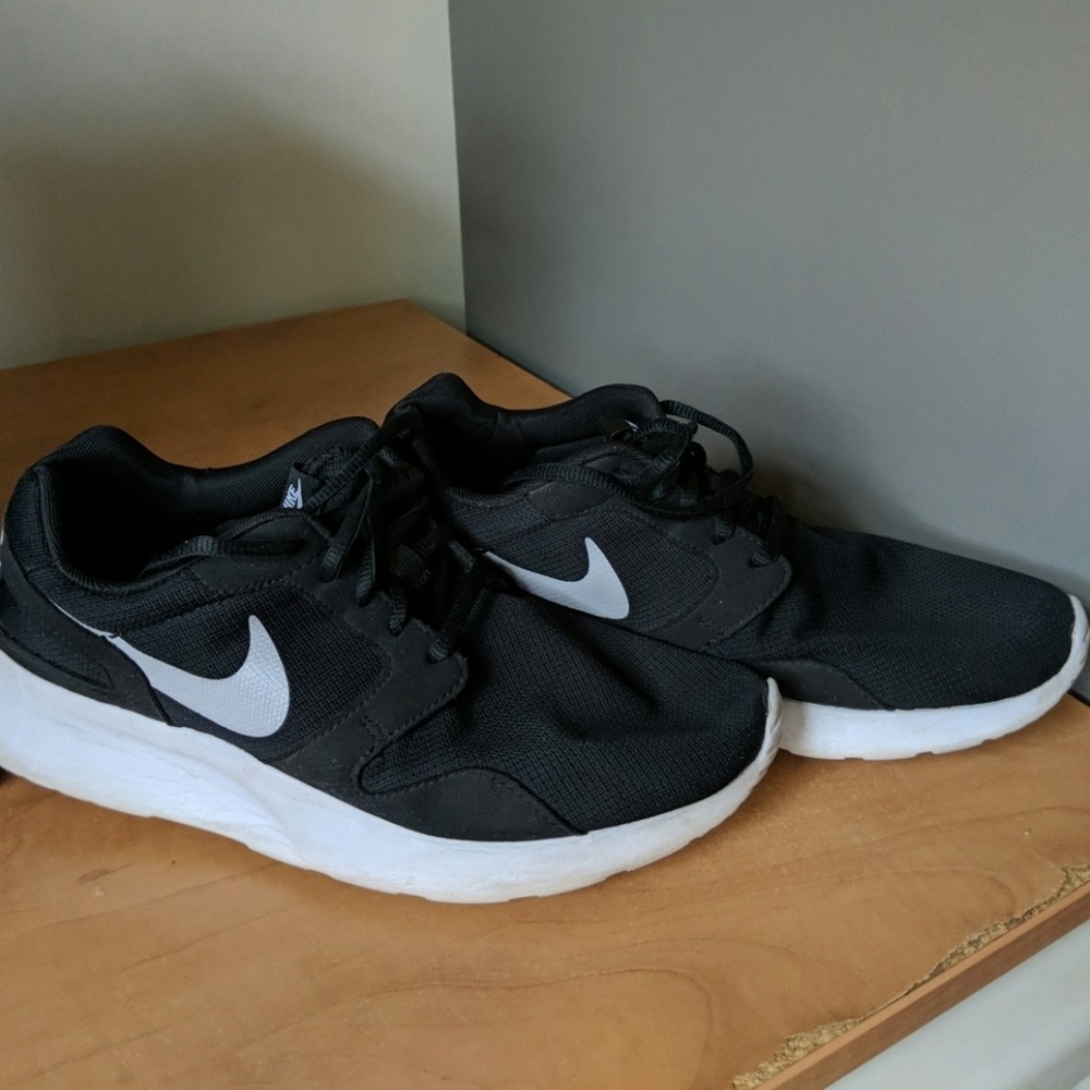 PRICE DROP Nike Roshe Runs